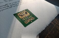mittelalterlich gestaltete Urkunde -  Wappen im Miniformat, Gold auf Grün - Aquarell und Tusche auf Büttenpapier - Larp Urkunde erstellen lassen